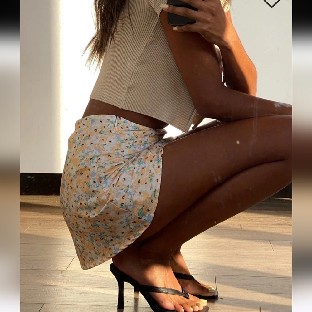 PRINCESS POLLY Fine lines mini Skirt floral blue/yellow. Size 4 NWT - Picture 3 of 16